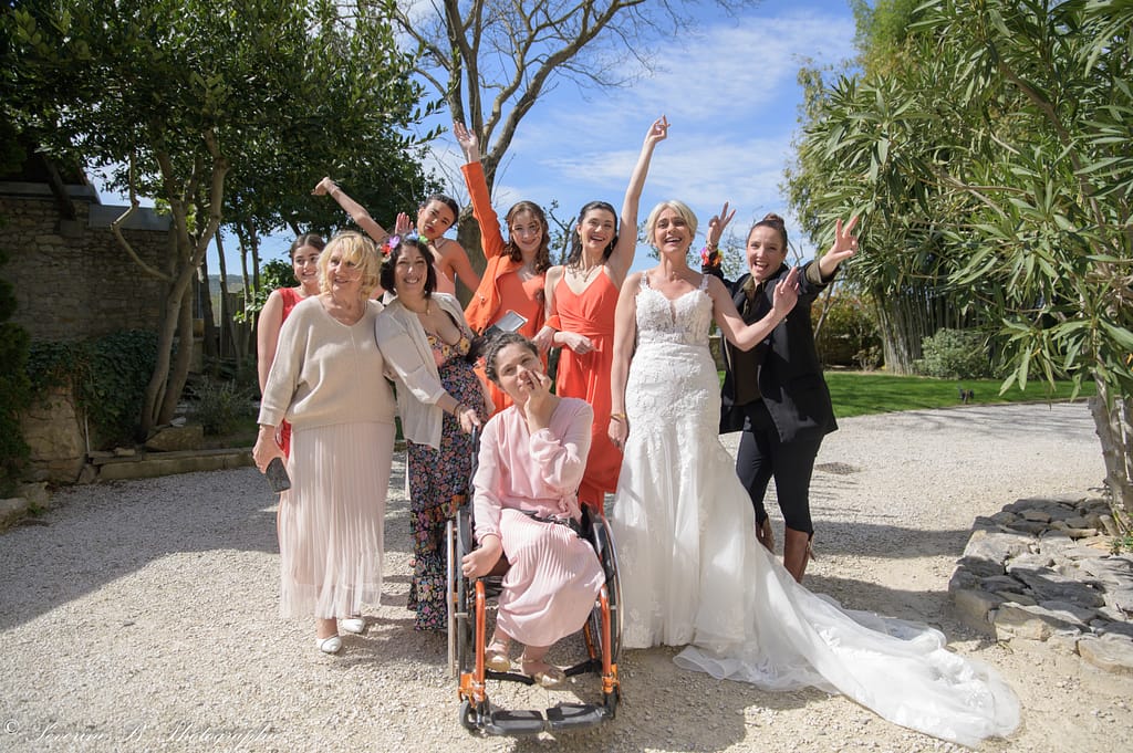 La mariée habillée par mllechantilly.fr entourée de ses demoiselles d’honneur vêtues par la boutique éphémère d’Angéline, avec Angéline, la responsable de Mlle Chantilly, la wedding planner alatevafelicitat.com et une personne en fauteuil roulant, lors du Festival des 5 sens au Mas de la Baraque de Sérignac dans le Gard
