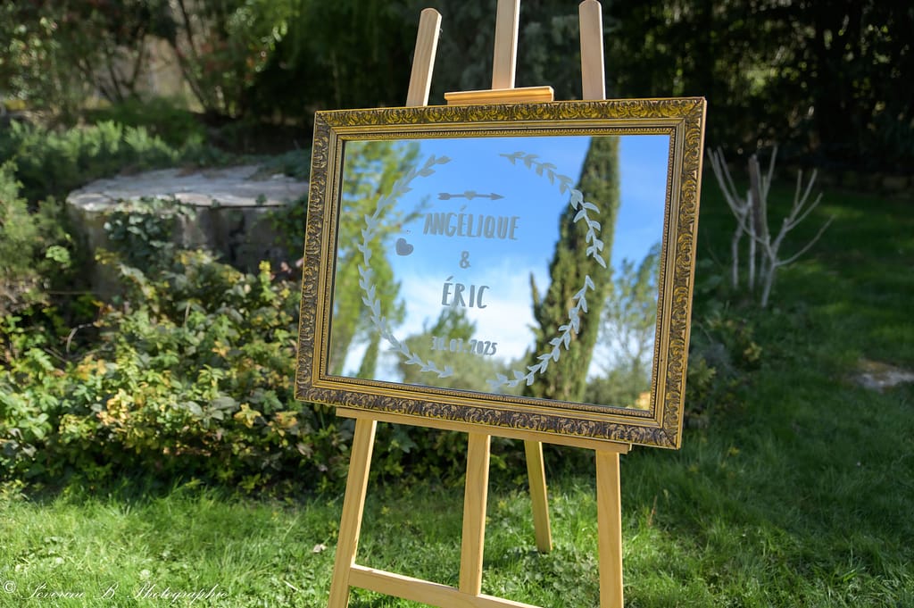 Miroir dans un cadre doré indiquant les prénoms des mariés et la date du mariage, réalisé par 21octobre.com