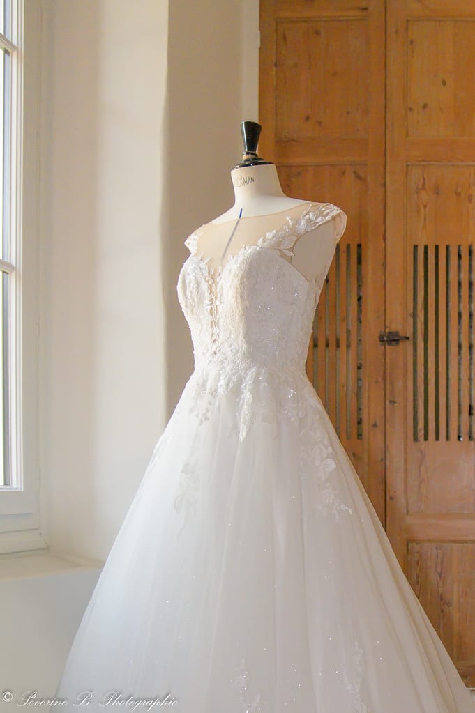 Robe de mariée prêtée par mllechantilly.fr, photographiée en lumière naturelle lors du Festival des 5 sens au Mas de la Baraque de Sérignac, organisé par la wedding planner alatevafelicitat.com