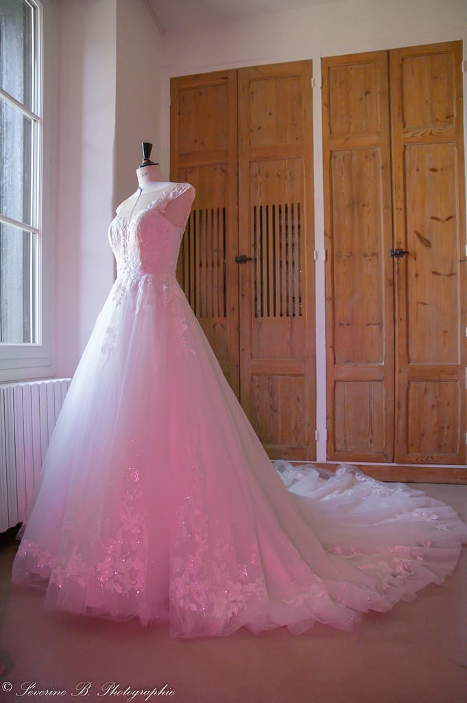 Robe de mariée prêtée par mllechantilly.fr, photographiée avec un dégradé de rose vif grâce au flash multicolore lors du Festival des 5 sens organisé par la wedding planner alatevafelicitat.com