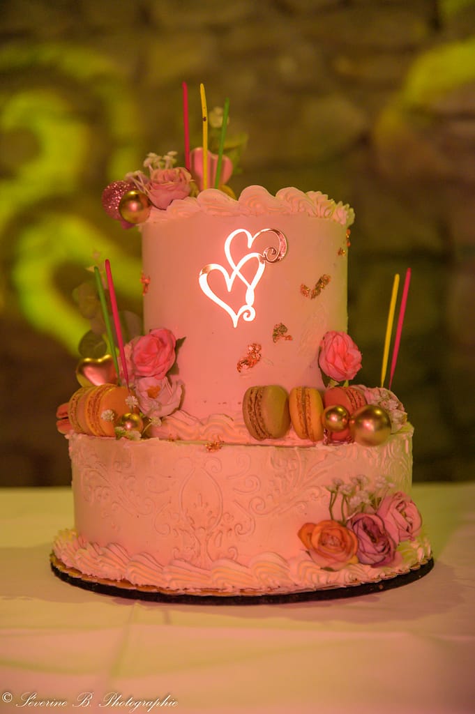 Gâteau des mariés éclairé en corail grâce au flash multicolore, réalisé par Les Délices de Poupine