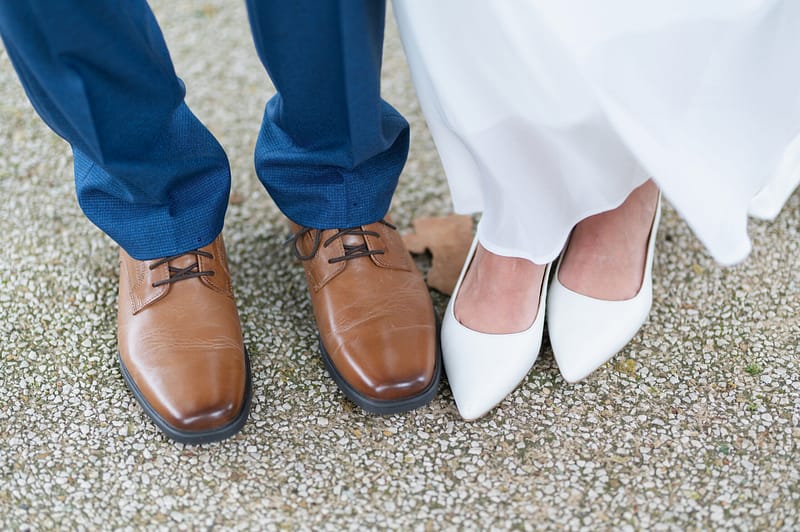 Les chaussures des mariés côte à côte, détail de leurs tenues lors du mariage à Lattes.